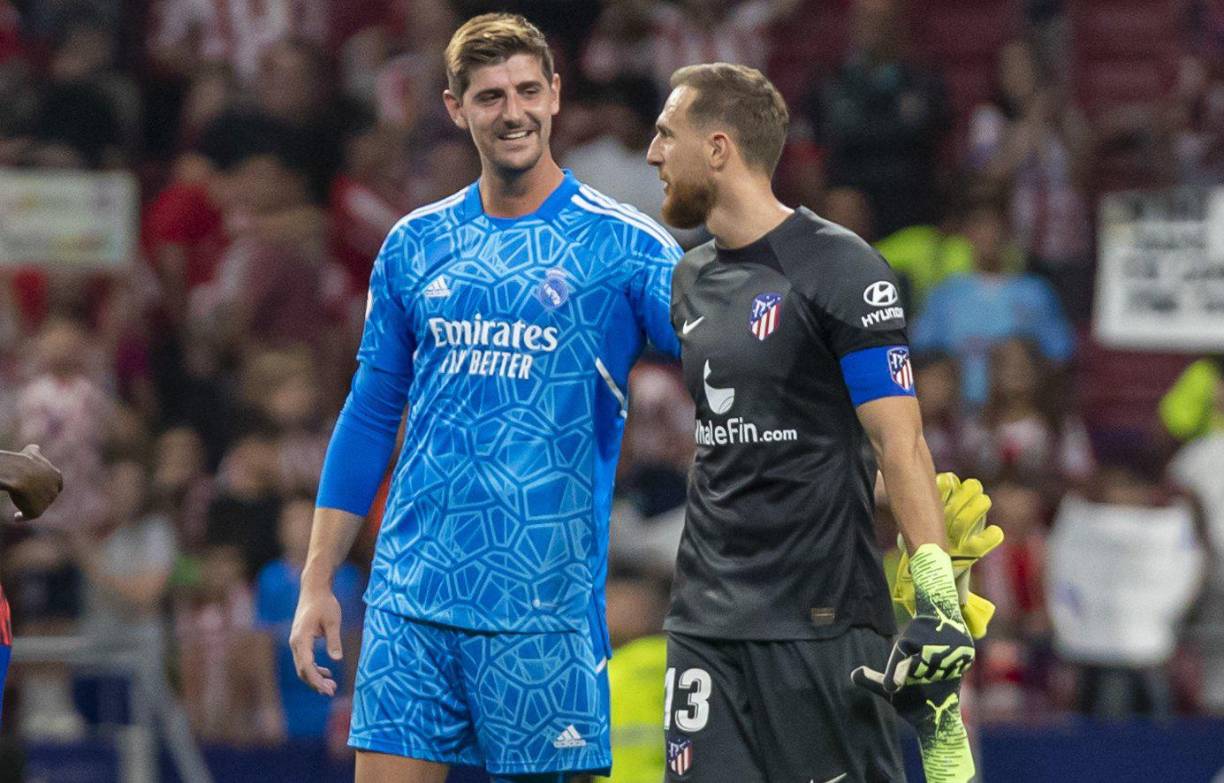 Thibaut Courtois saludando a Jan Oblak al final del partido.