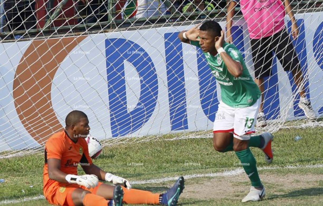 Carlo Costly se inspira ante Real España y no fue la excepción en la guarida del monstruo verde. Buba López quedó tendido mientras el delantero festejaba.