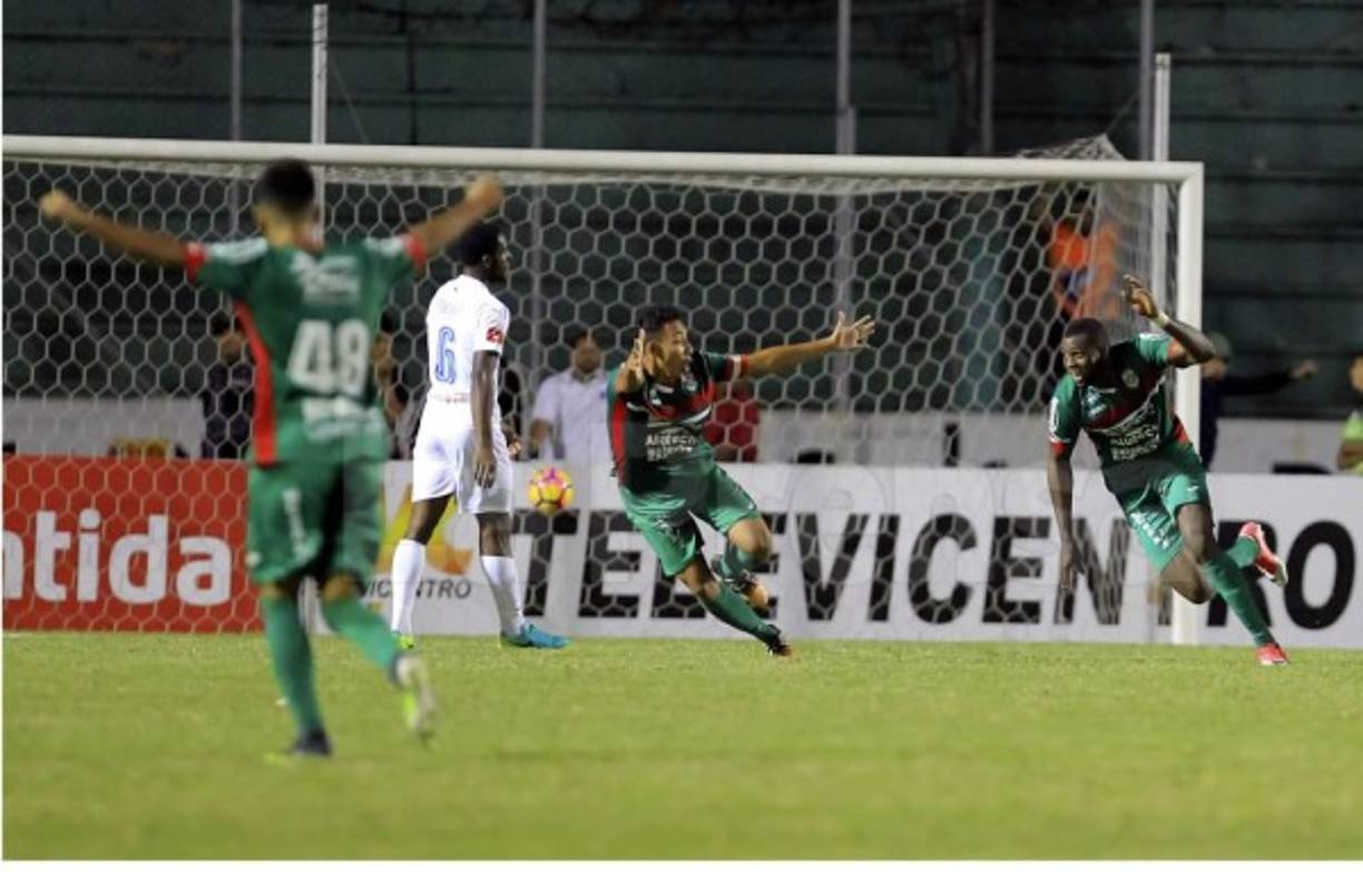 Yustin Arboleda sale corriendo a celebrar su gol en el clásico.