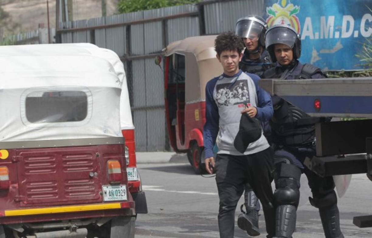 Varias personas quedaron detenidas por desafiar a las autoridades.