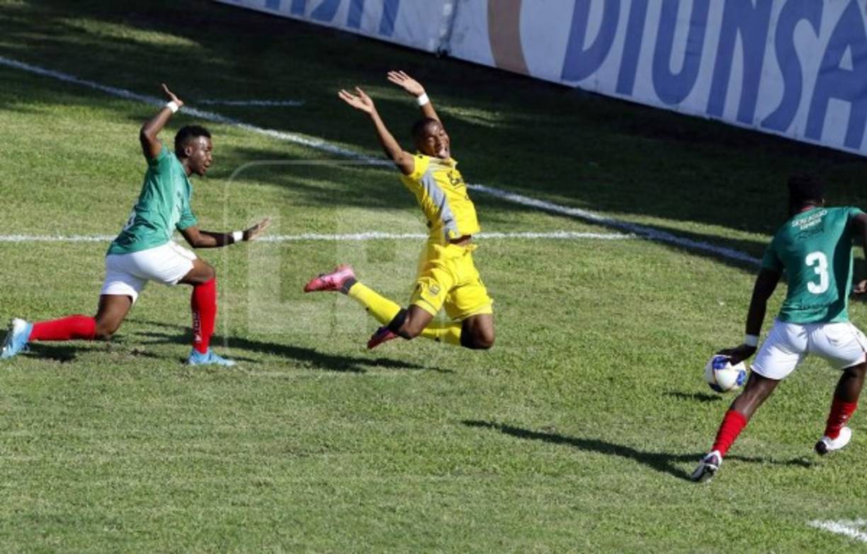 Yeison Mejía cayó al suelo tras la falta de John Paul Suazo.