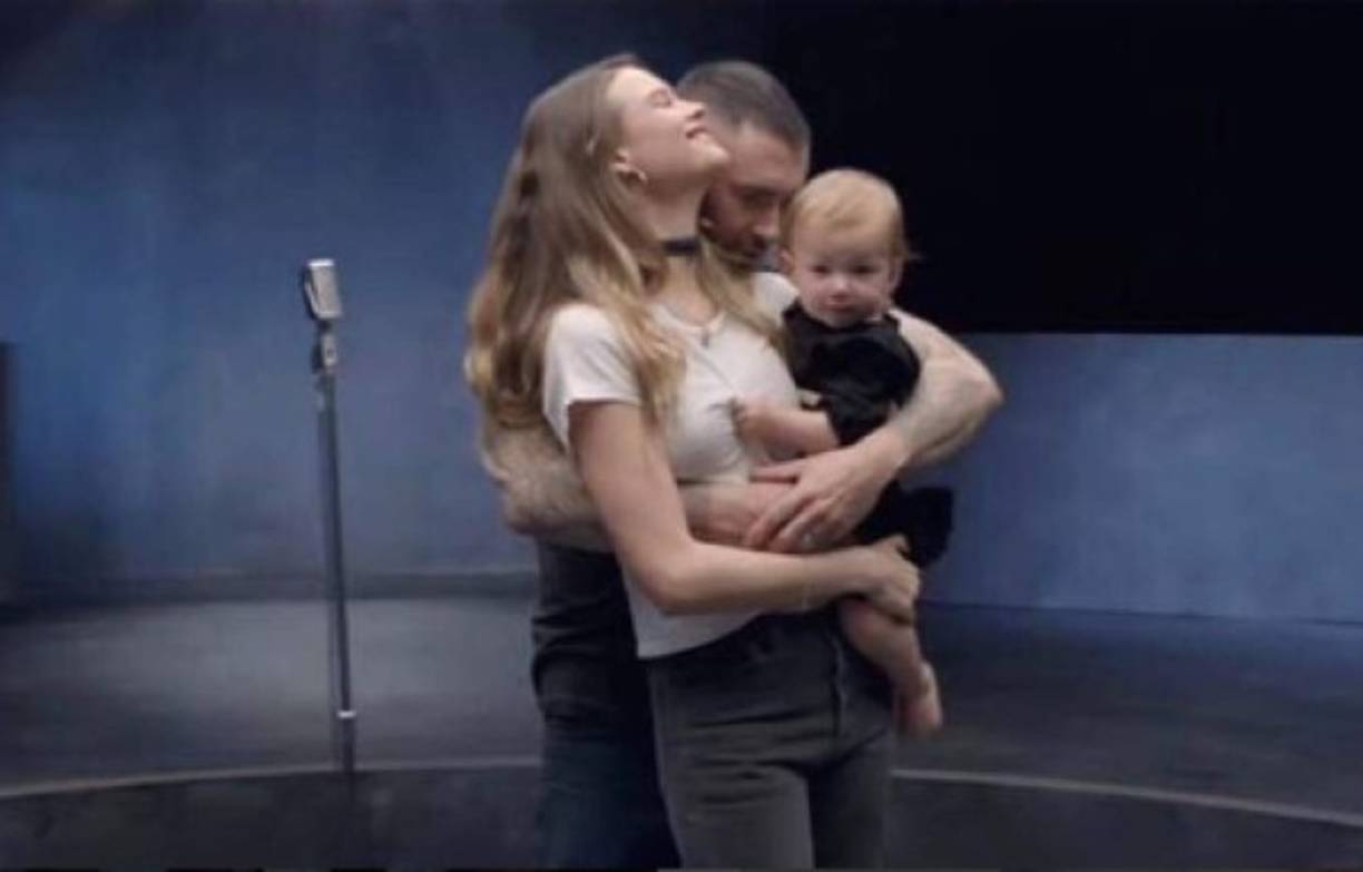 Adam Levine invitó a su esposa y a su segundo hijo al video Girls Like You, quien se encuentra en la posición dos del Billboard y con más de 600 millones de visitas en Youtube.