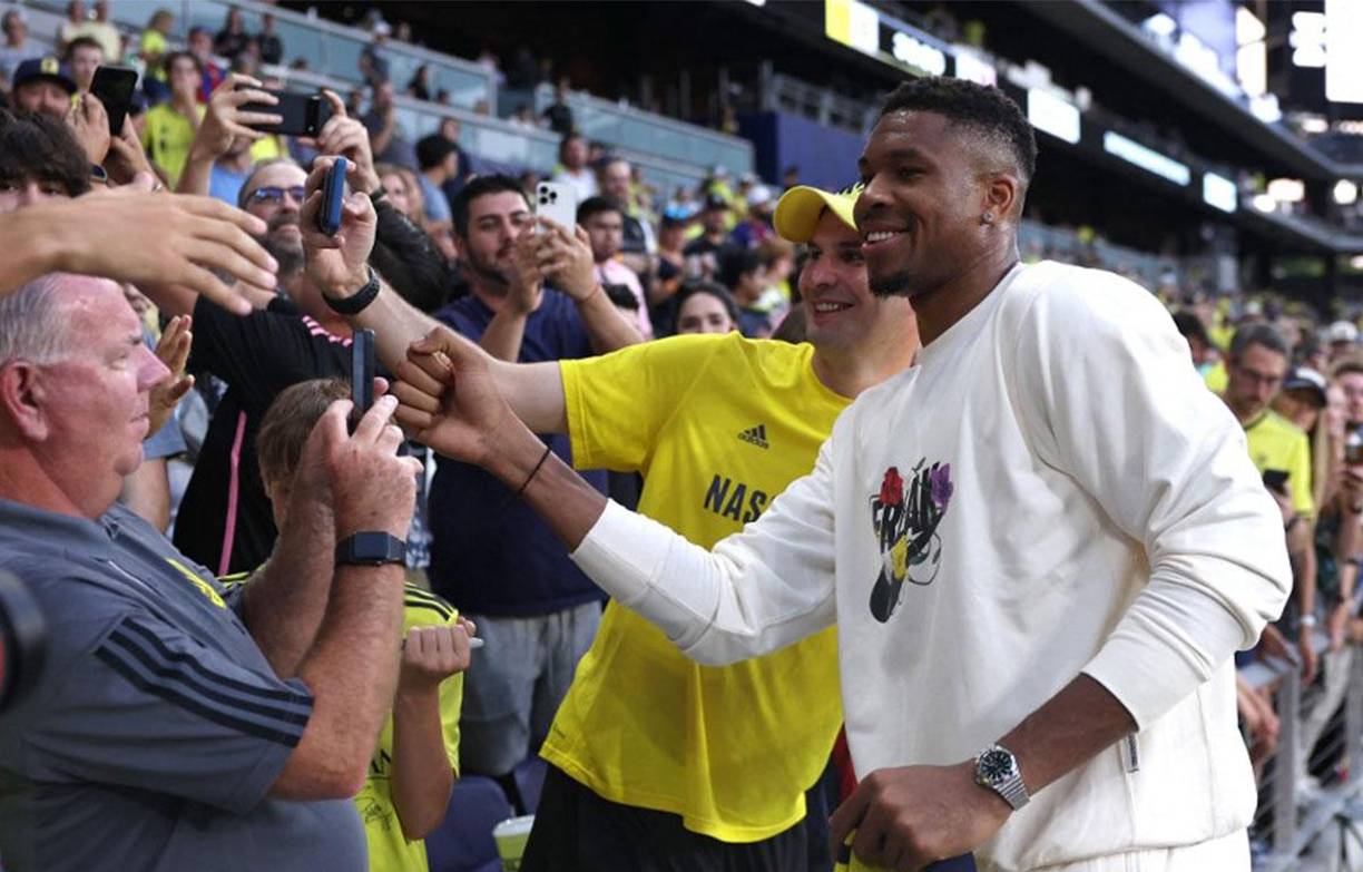 La relación del basquetbolista de 28 años con el Nashville se dio en marzo de 2023, cuando el jugador de los Bucks se unió al grupo de inversionistas de la franquicia junto a sus hermanos <b>Thanasis </b>y <b>Kostas</b>. 