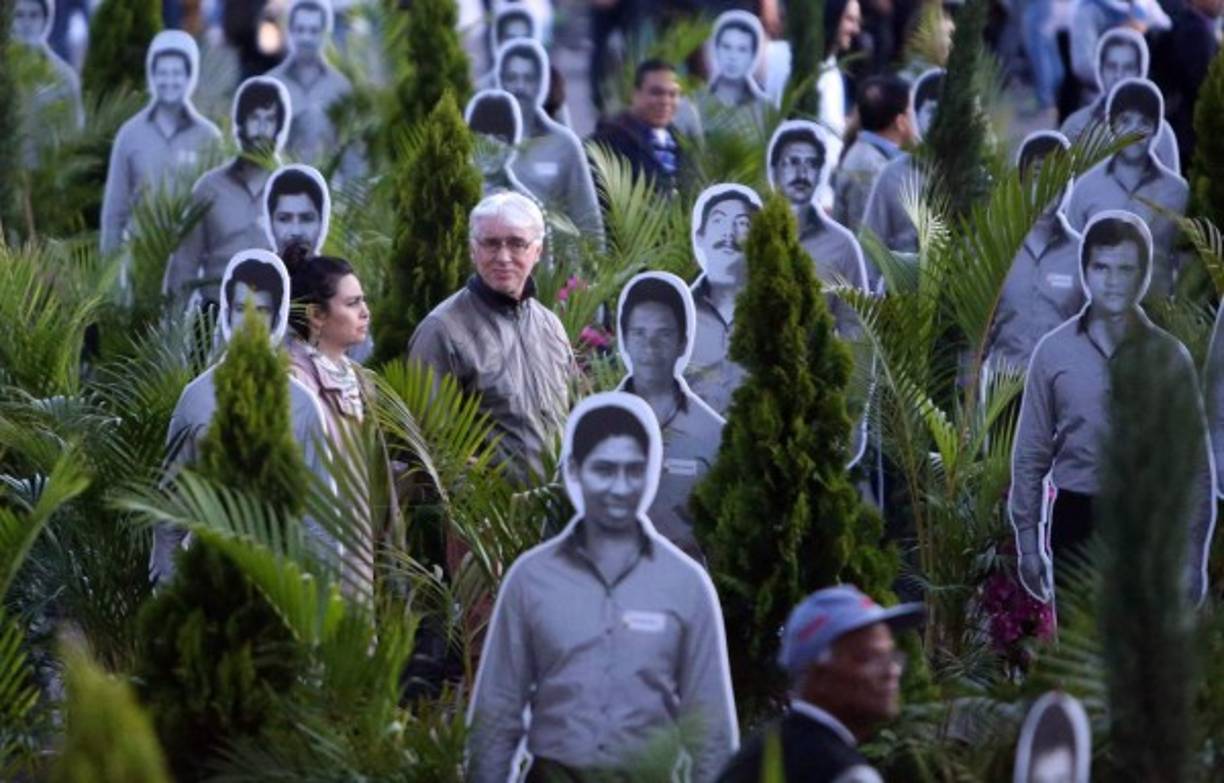 COLOMBIA. Instalación para no olvidar a los muertos. Homenaje a las víctimas de la Unión Patriótica, en la Plaza Bolívar de Bogotá, que sufrió un exterminio sistemático que dejó más de 4,000 muertos. Foto: EFE/Mauricio Dueñas Castañeda