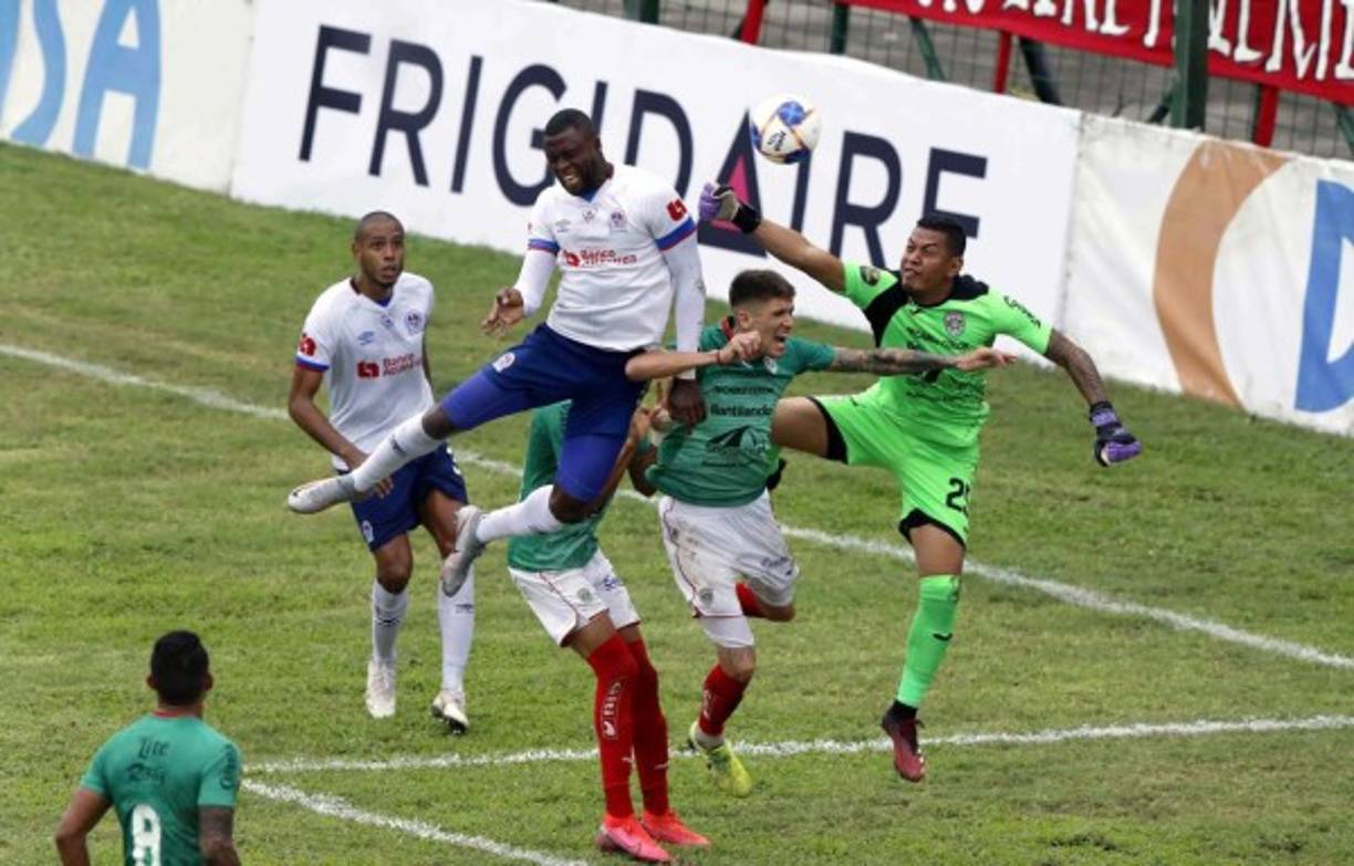 Momento en el que cabeceó Arboleda para fulminar al Marathón. Mala salida de Denovan Torres.