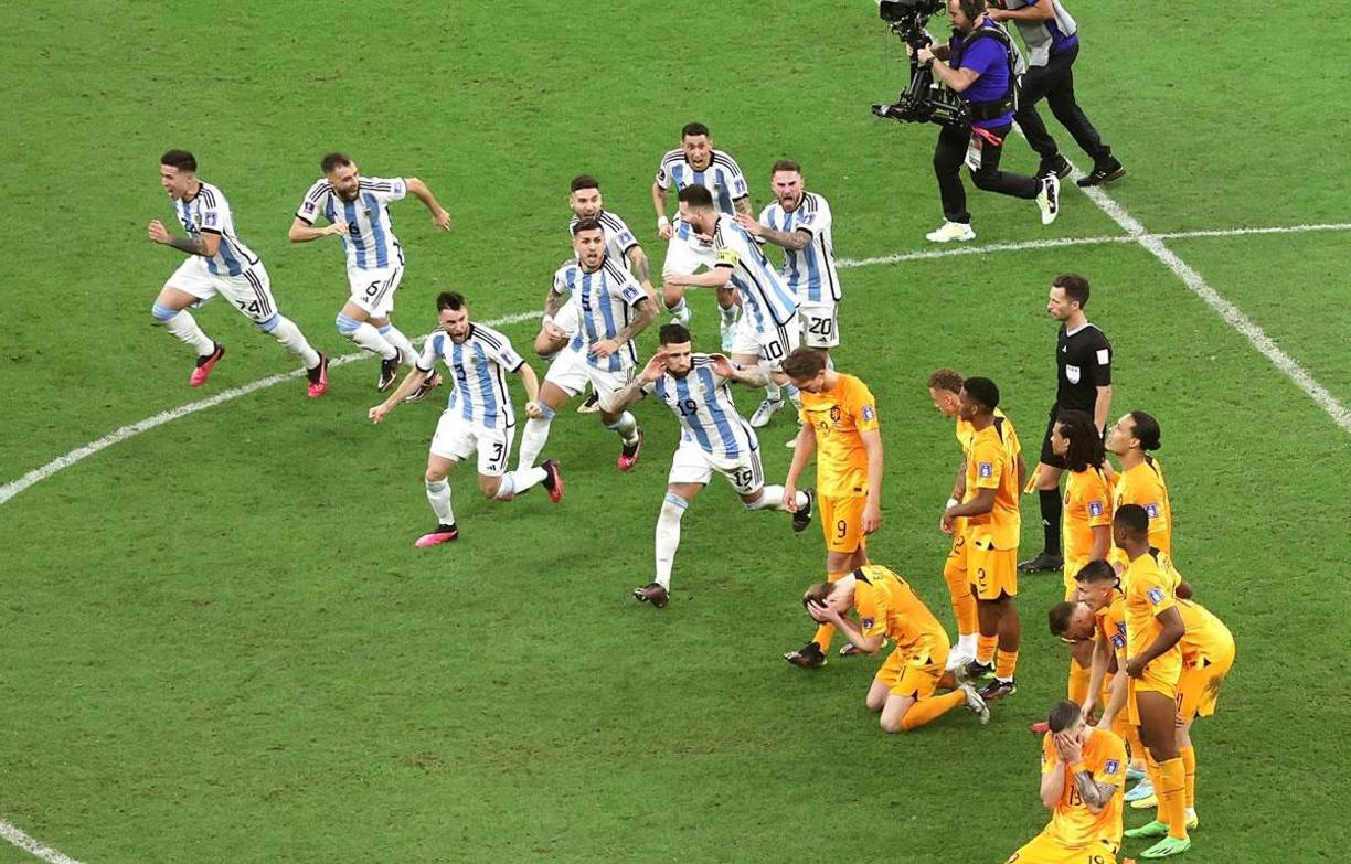 Las imágenes que no viste de la clasificación de Argentina a semifinales del Mundial de Qatar 2022 tras derrotrar en dramática tanda de penales a Países Bajos en el estadio Lusail. Los argentinos se burlaron de los neerlandeses.