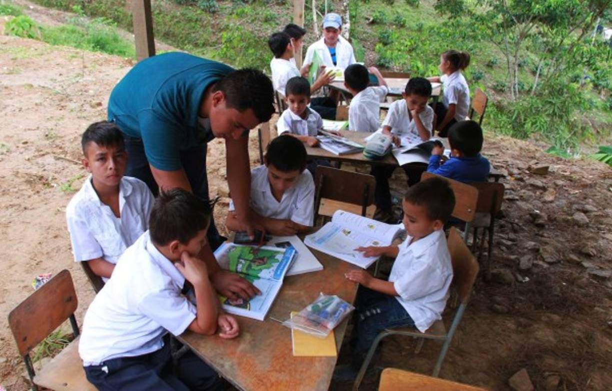 El profesor Raúl camina dos horas para llegar a la aldea. A veces tiene que quedarse a dormir por varios días en la comunidad debido al mal estado de la calle.