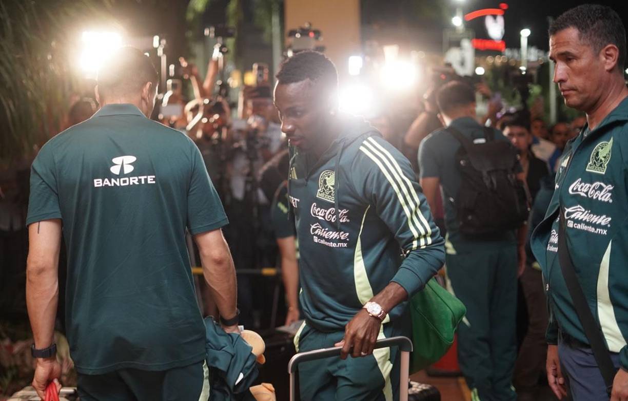 Julián Quiñones, delantero del Al-Qadisiyah de la Liga Profesional Saudí, a su llegada al hotel de concentración de la selección mexicana en San Pedro Sula.