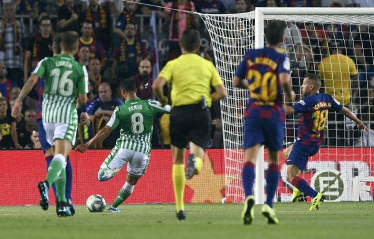 El momento del disparo de zurda del francés Nabil Fekir para abrir el marcador en el Camp Nou a favor del Betis.