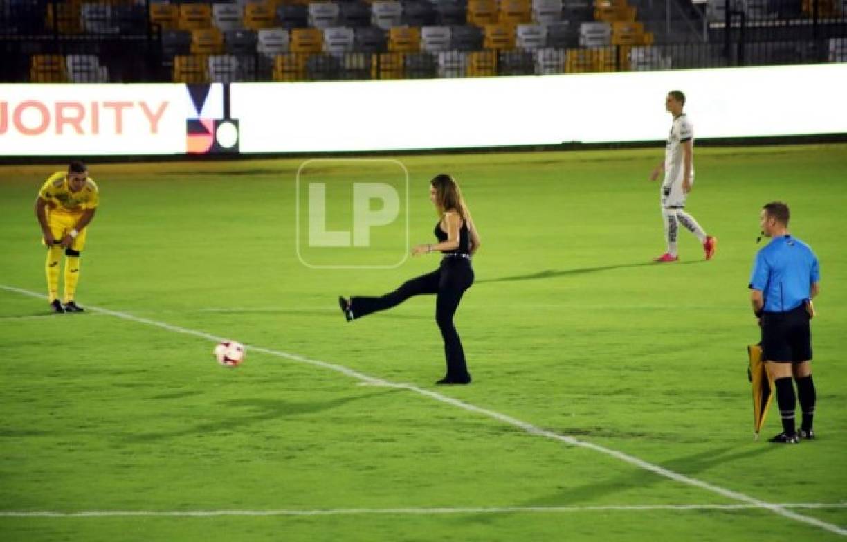 La sexy Sirey Morán se encargó de realizar el saque inicial para el partido entre Real España y Querétaro.