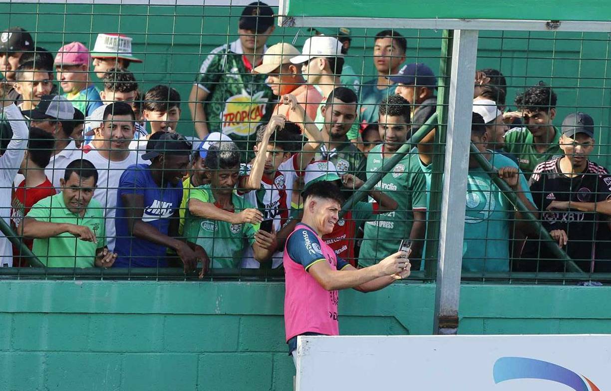 Tras el final del clásico, Francisco Martínez tuvo el gran gesto de tomarse fotografías con aficionados del Marathón.