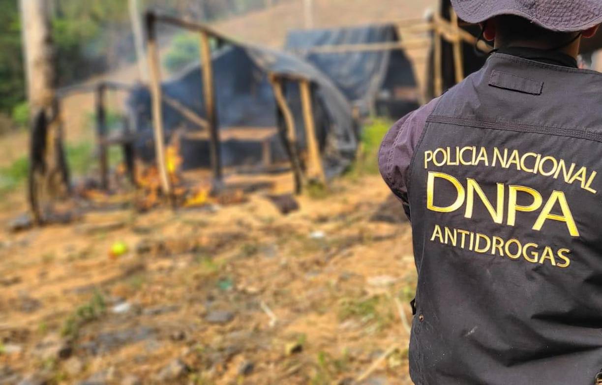 La plantación incinerada es el cultivo de hoja de coca más grande que ha sido localizado en Honduras, según las autoridades. 