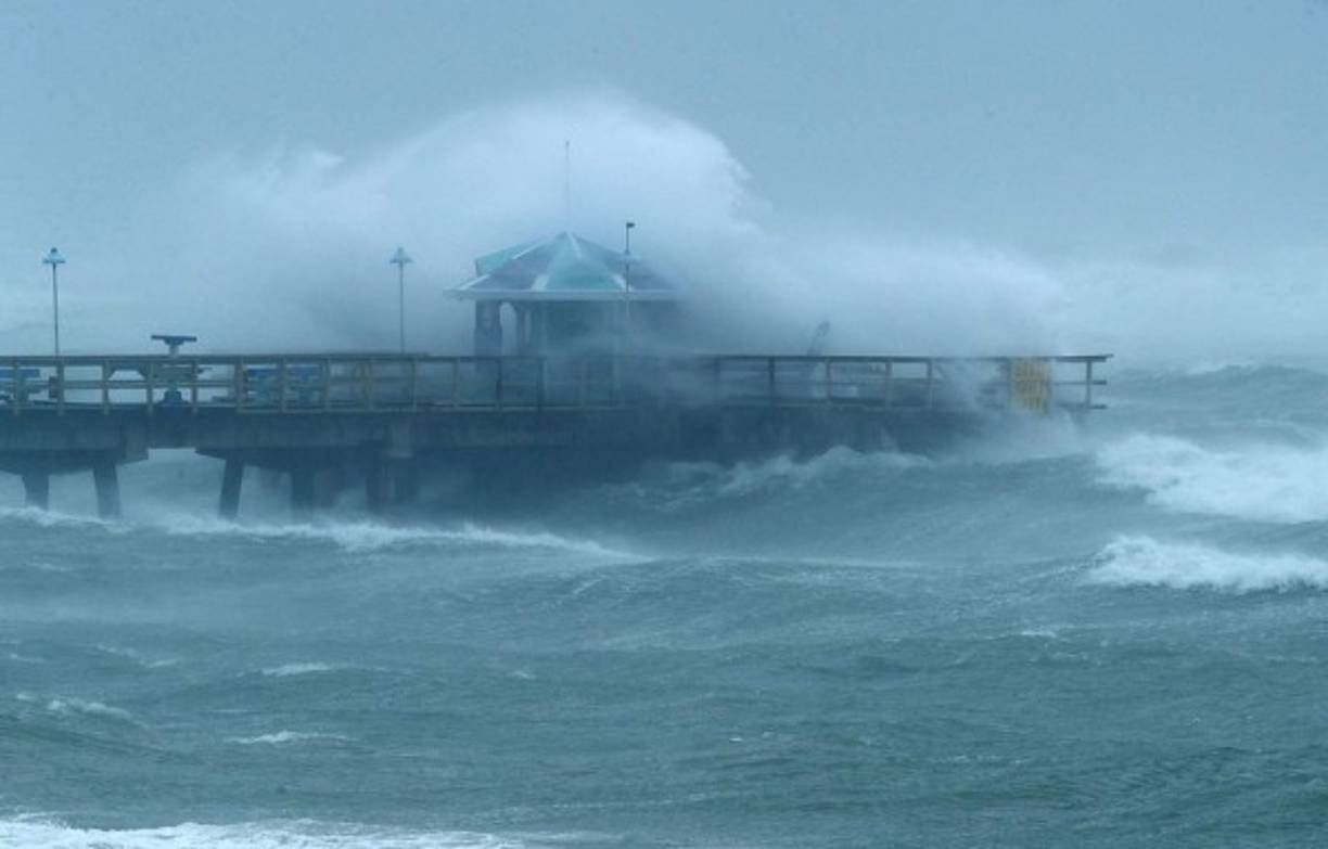 El embate de este huracán de categoría 4 es tal que, a pesar de los cerca de 200 kilómetros que separan Miami del ojo del ciclón, el agua llega a la altura de la cintura en algunas zonas del séptimo condado más poblado del país, con más de 2,6 millones de habitantes.