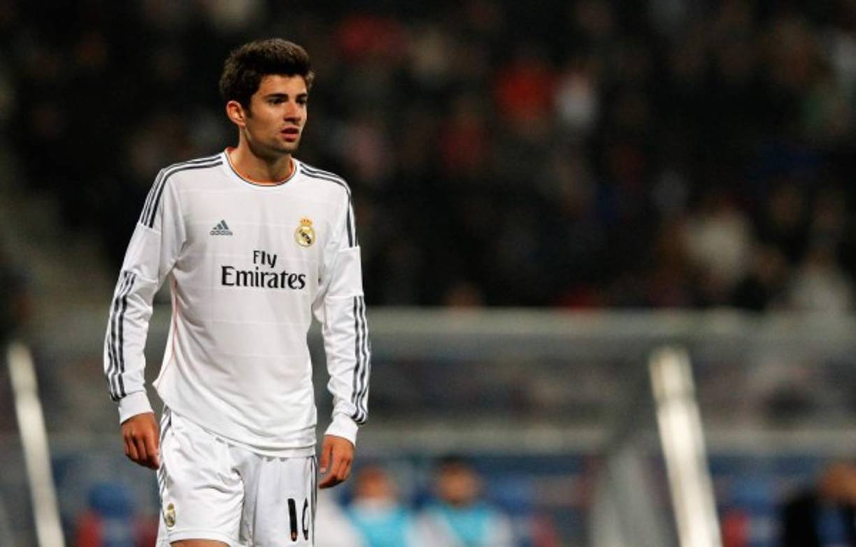 El Real Madrid parece que finalmente tratará de ceder a Enzo Zidane a algún equipo de primera división y estudia las cuatro ofertas que tiene encima de la mesa del Celta de Vigo, Deportivo de la Coruña, Sporting de Gijón y Granada. Estos clubes buscan un jugador que sea capaz de asociarse con los jugadores de ataque y han pensado que el hijo mayor del entrenador blanco sería una gran incorporación.