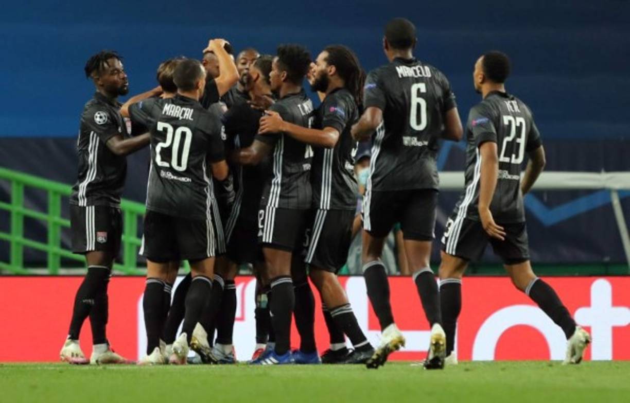 El festejo de los jugadores del Lyon tras el gol de Moussa Dembélé.