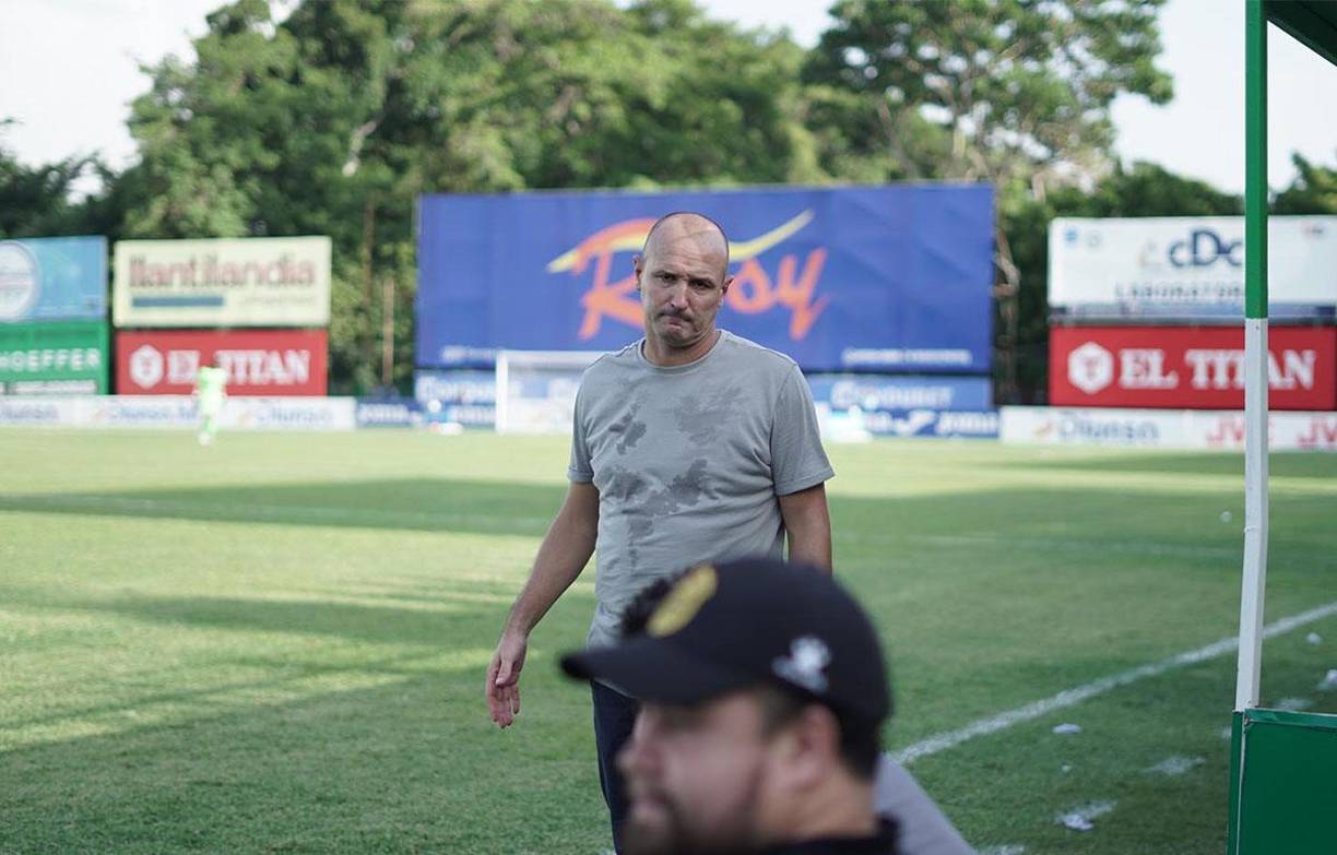 El uruguayo Julio Rodríguez sigue sin poder ganar clásicos como DT del Real España. 