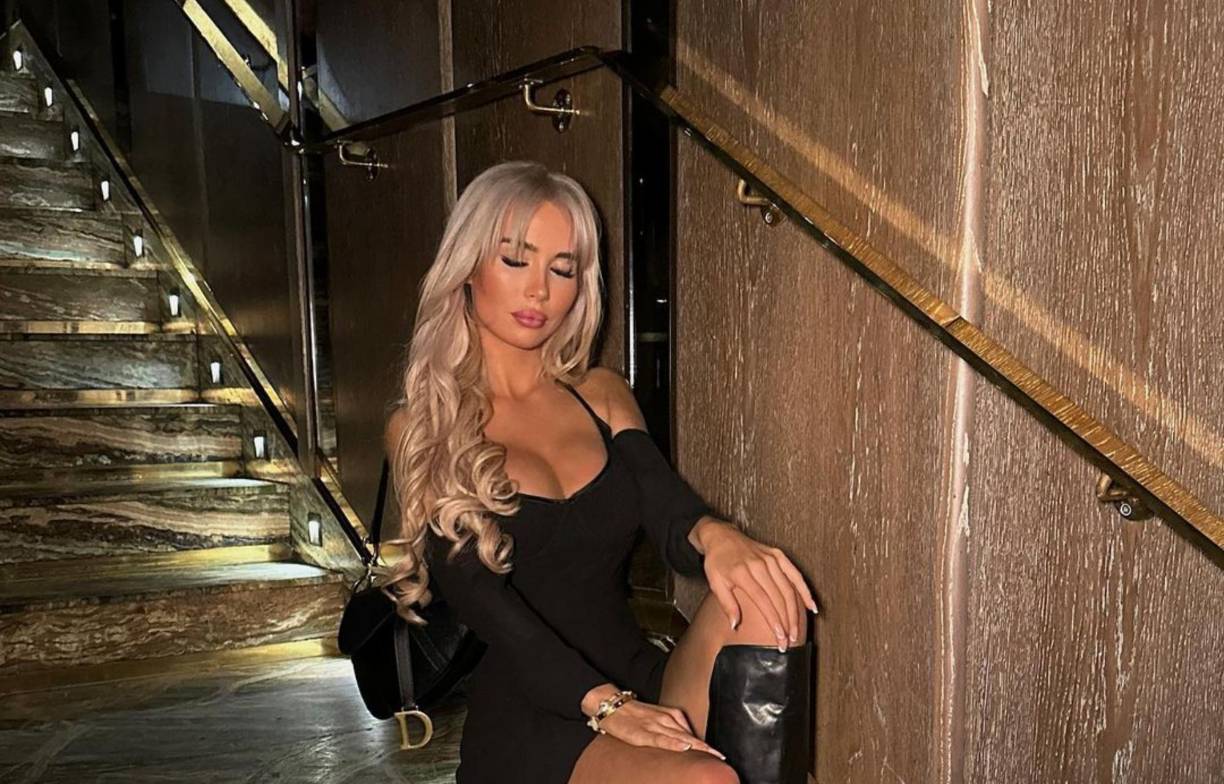 Orla Melissa Sloan es una chica que está involucrada en tremendo escándalo. Ella es considerada como la “bebé del diablo”, se obsesionó con tres jugadores y fue condenada. 