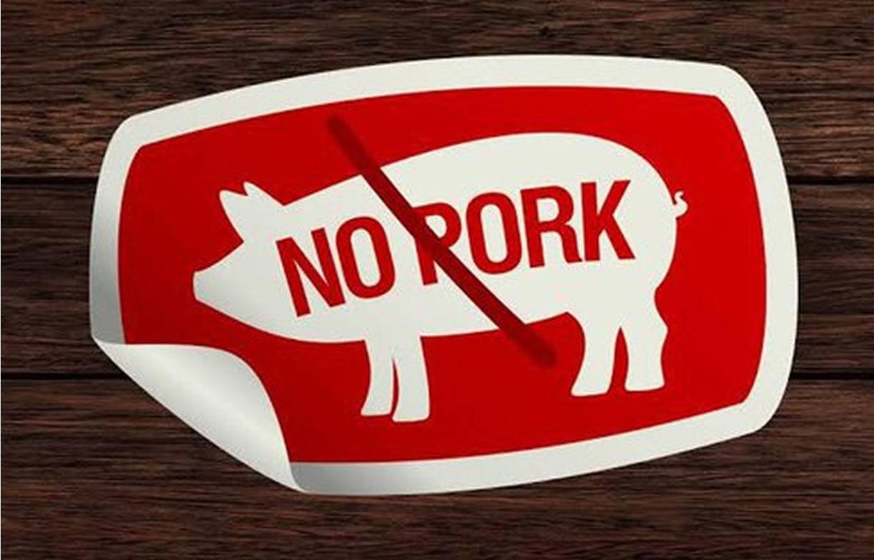 La razón primaria y fundamental de la prohibición de la carne de cerdo es religiosa: figura expresamente en varios versículos del Corán, el libro sagrado, por lo que solo cabe la aceptación rigurosa por parte del creyente. Los dos más explícitos son: “Sepan que Alá les ha prohibido consumir solo la carne del animal muerto por causa natural, la sangre y la carne de cerdo”