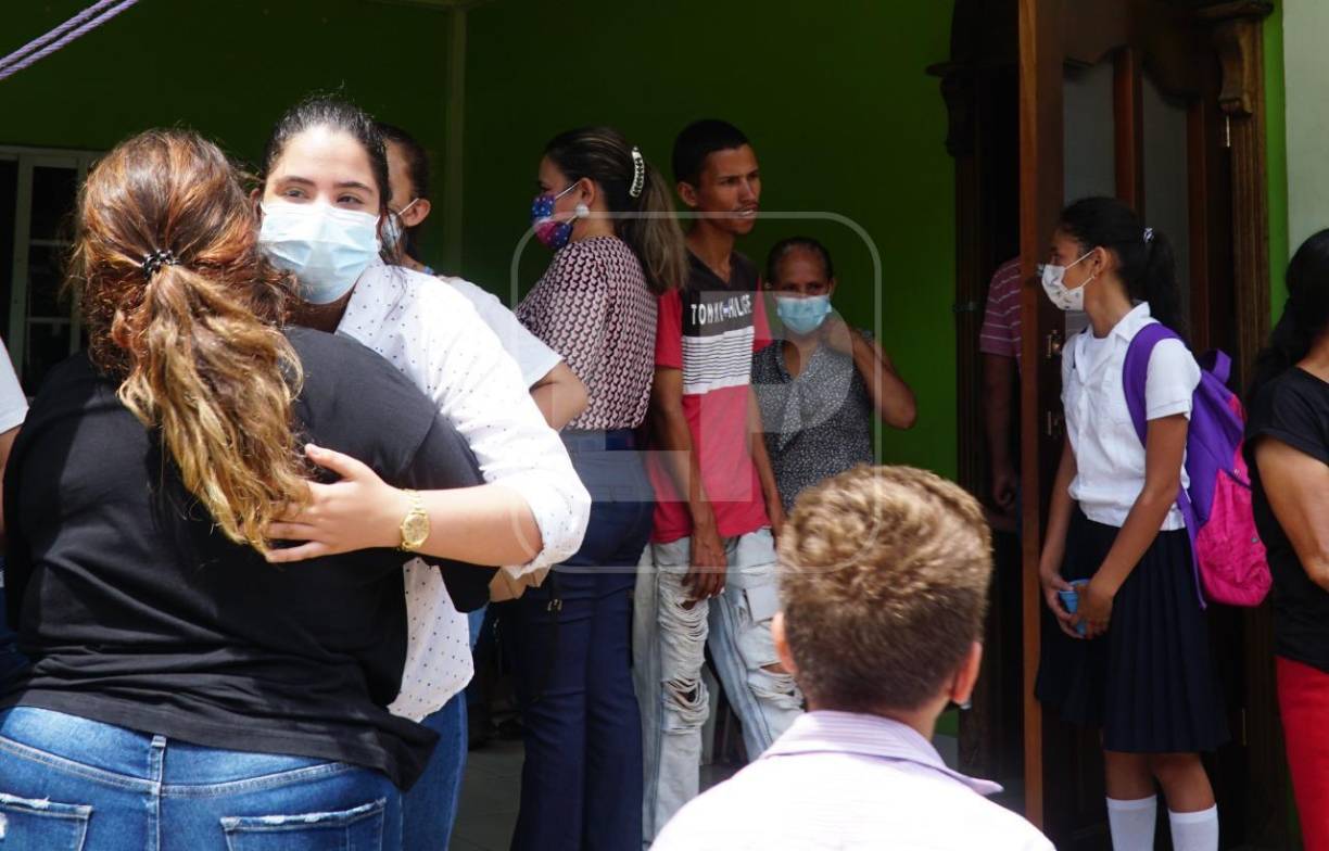 Maestros, compañeritos de clase y vecinos, acompañaron a la familia de la menor fallecida. 