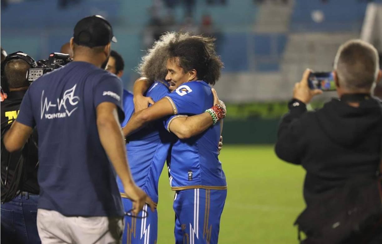 El abrazo de ‘Rambo’ de León con Carlos ‘Pibe‘ Valderrama.