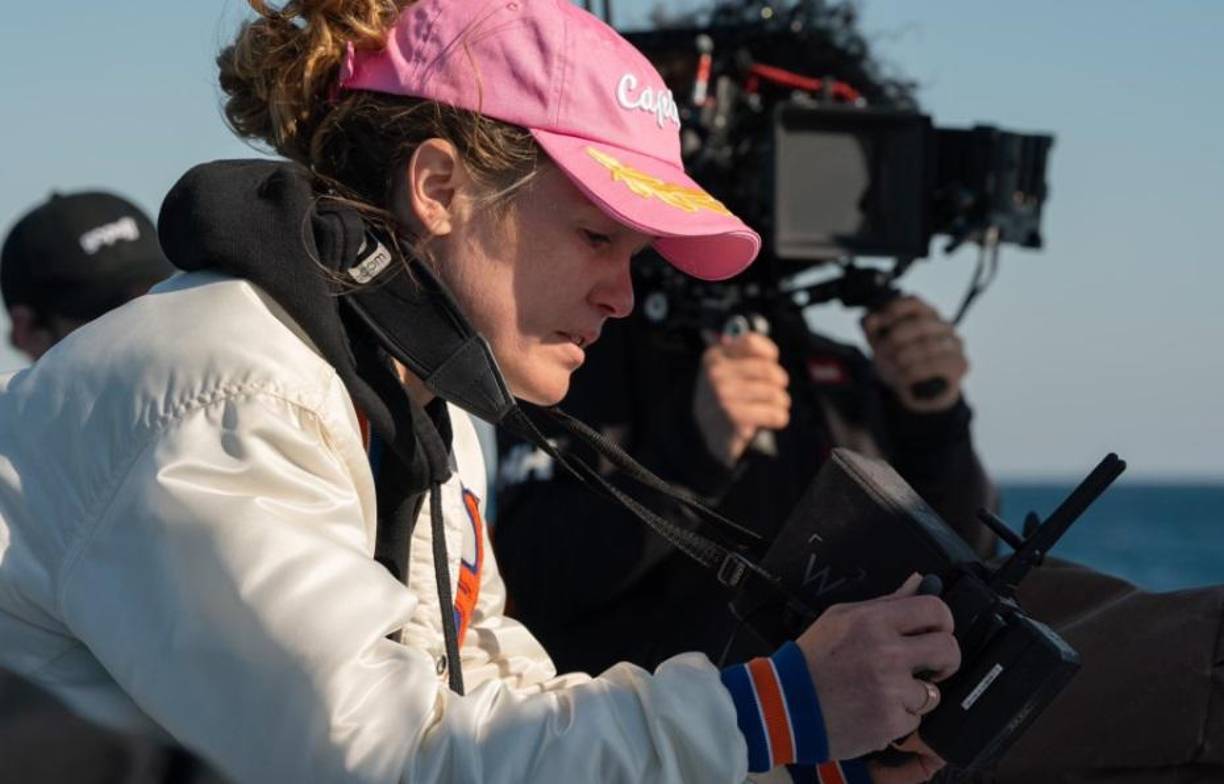 La estrella de Hollywood debutó como directora con ‘Wish You Were Here’ -que se estrenará a principios de 2025- y ha señalado que, aunque siempre fue un “sueño” para ella ponerse detrás de la cámara, en gran parte le resultó natural porque, para empezar, ha pasado mucho tiempo en sets de cine.