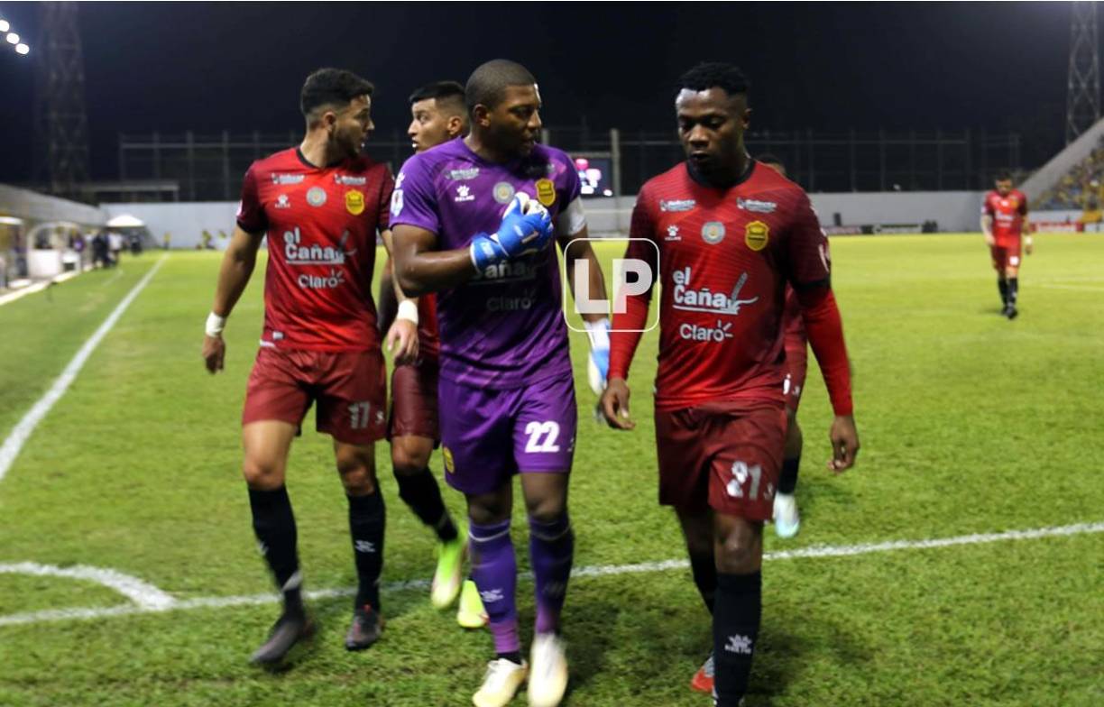 ‘Buba‘ López charló por un buen rato con Kevin Álvarez al final del primer tiempo cuando iban camino al vestuario.