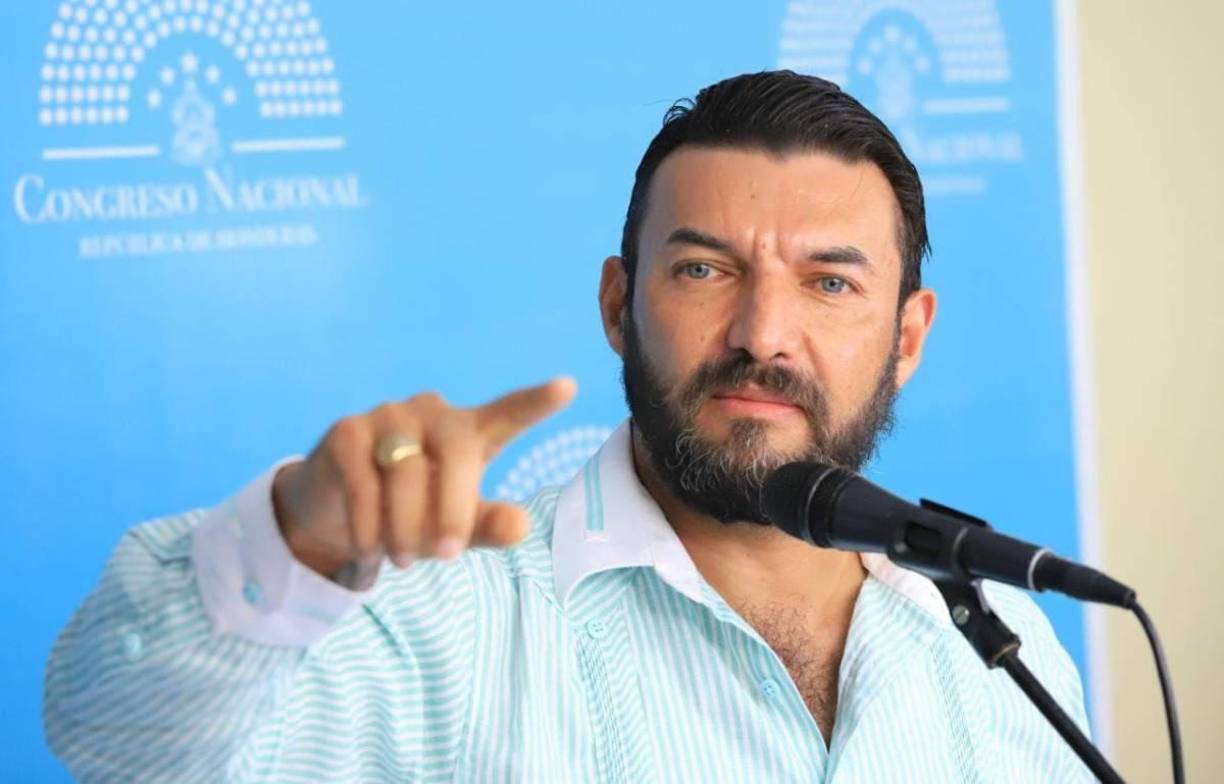 “Creo en la democracia y tengo claro que el país le pertenece al pueblo, y que el pueblo hablará en las urnas”, concluyó.