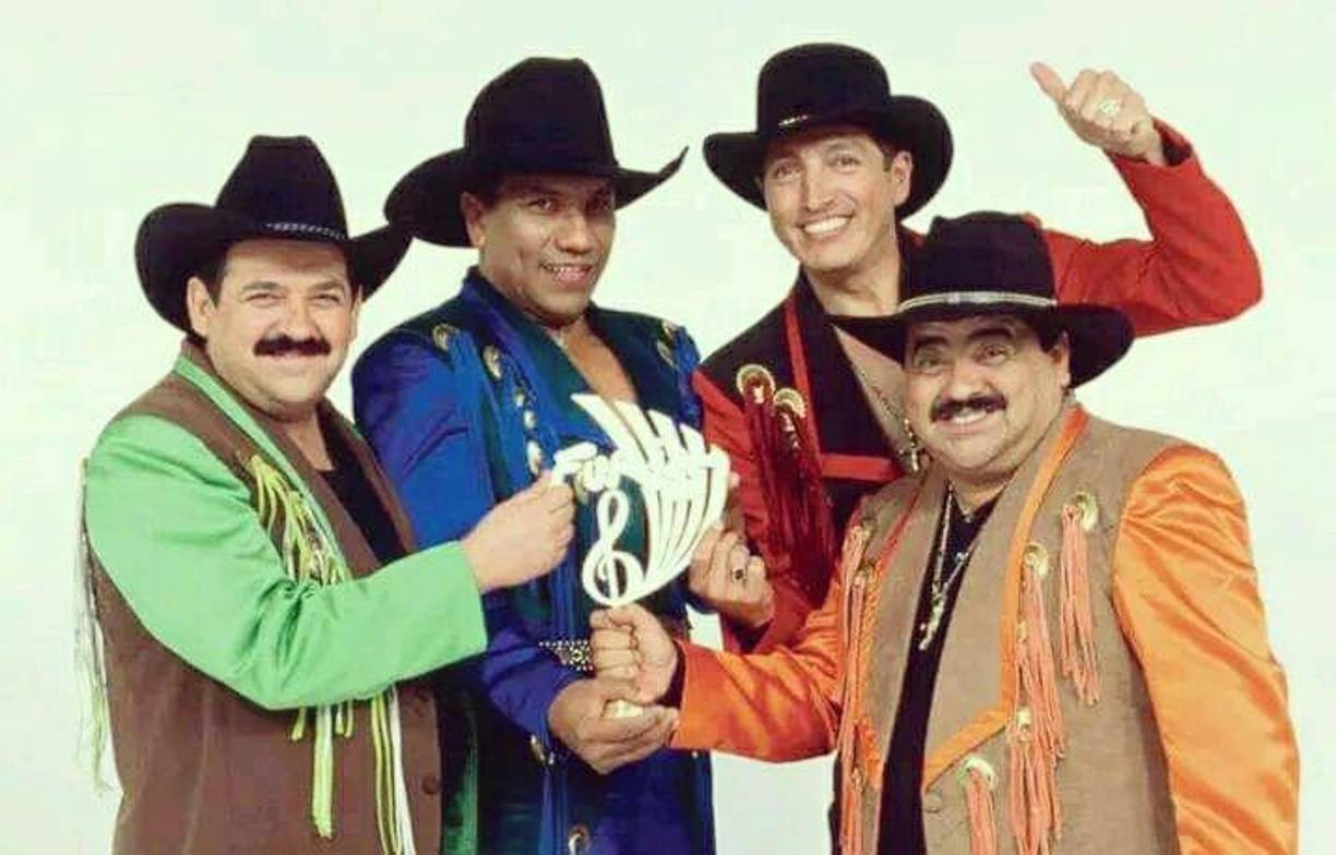 En 1991 vivió la pérdida de Homero Hernández, productor del grupo, en un accidente automovilístico.