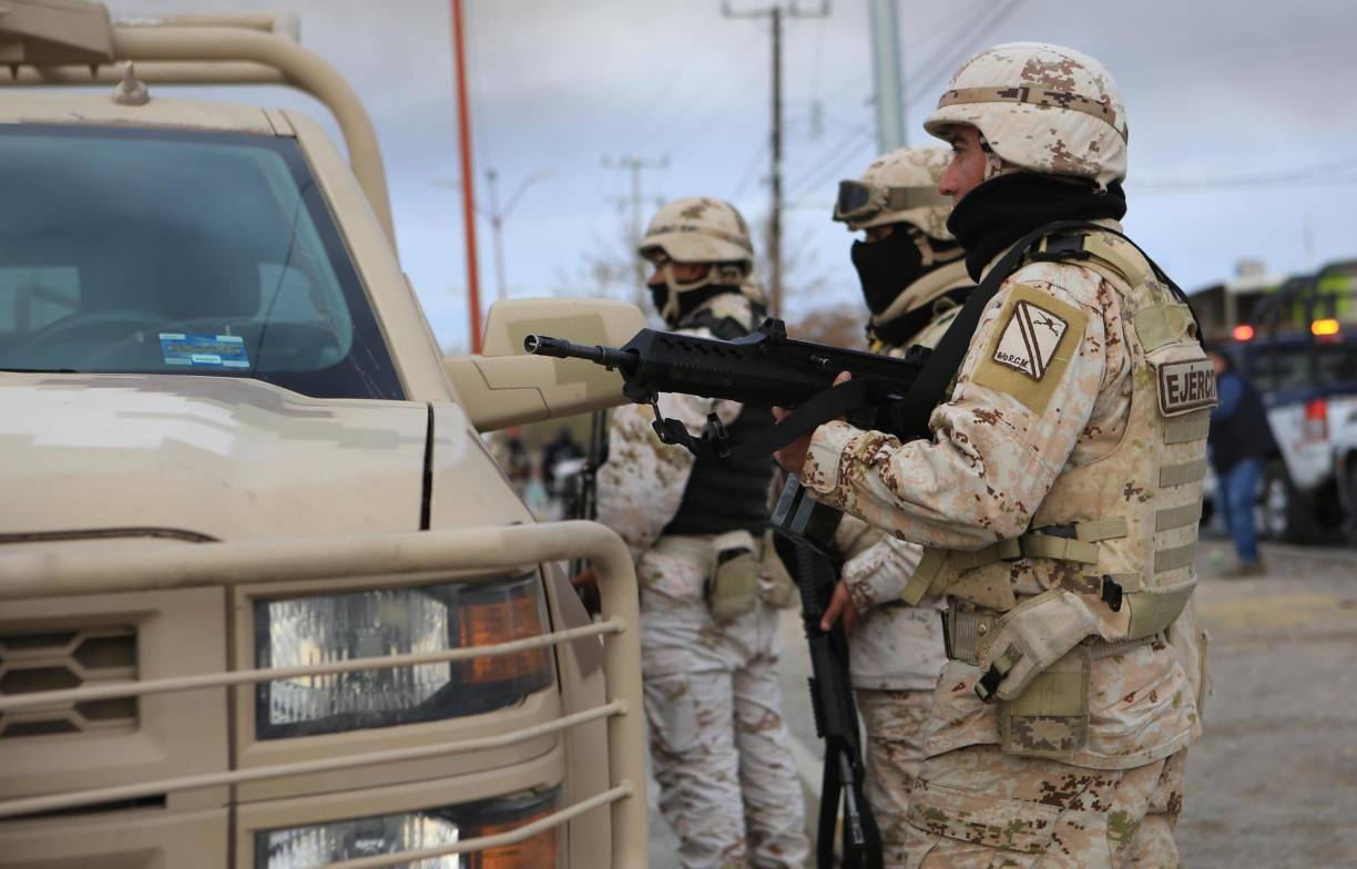 MEX3293. CIUDAD JUÁREZ (MÉXICO), 01/01/2023.- Miembros del Ejercito Mexicano resguardan la zona del penal donde se registro una fuga y un motín, hoy, en Ciudad Juárez, en el estado de Chihuahua (México). Un motín al interior de un penal al norte de México dejó este domingo un saldo de al menos 14 fallecidos, entre prisioneros y custodios, así como la fuga de más de una veintena de reos, según información preliminar arrojada por personal militar. EFE/Luis Torres