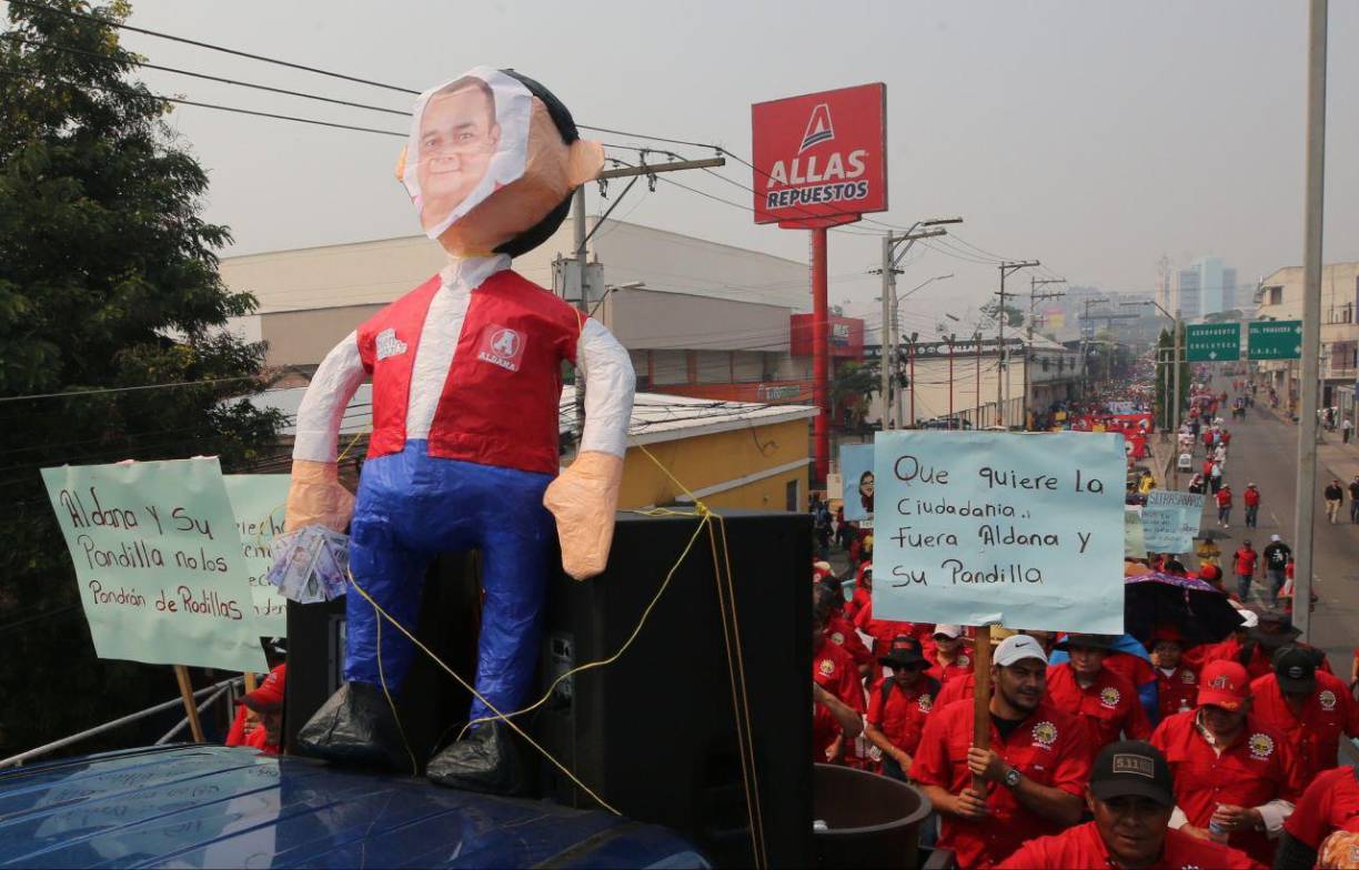 Algunos trabajadores pidieron la salida de Aldana de la alcaldía capitalina. 