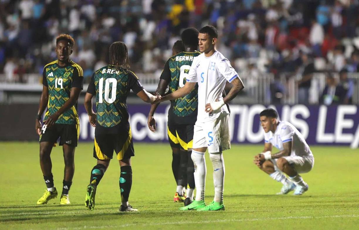 Kervin Arriaga saludando al jamaicano Bobby Reid tras el final del partido.
