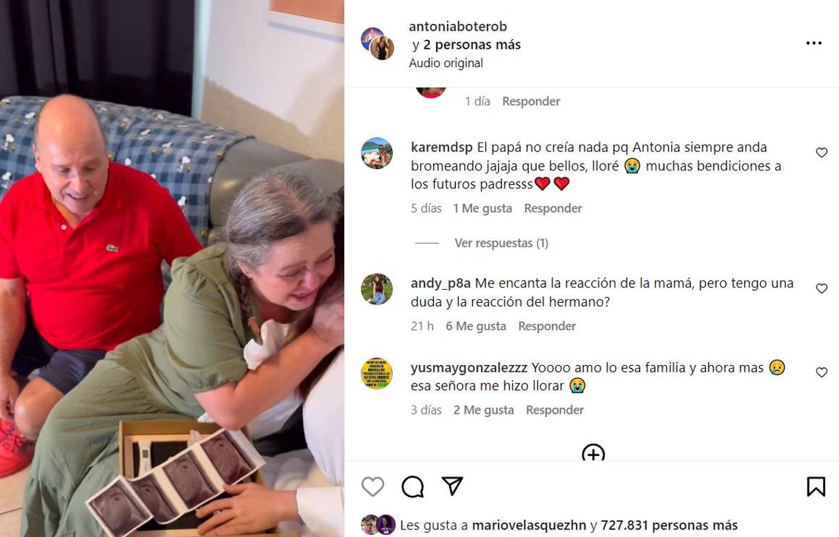 Fue la mamá la primera en darse cuenta de qué se trataba, por lo que poco antes de terminar de revelar el mensaje, empezó a gritar emocionada. Había una caja junto a ellos que contenía varias prendas de bebé, lo que causó que todos terminaran con lágrimas en los ojos.