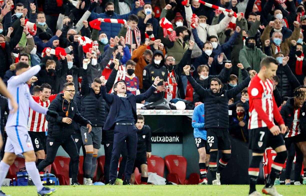 La celebración de Marcelino García Toral y sus jugadores tras el final del partido en San Mamés.