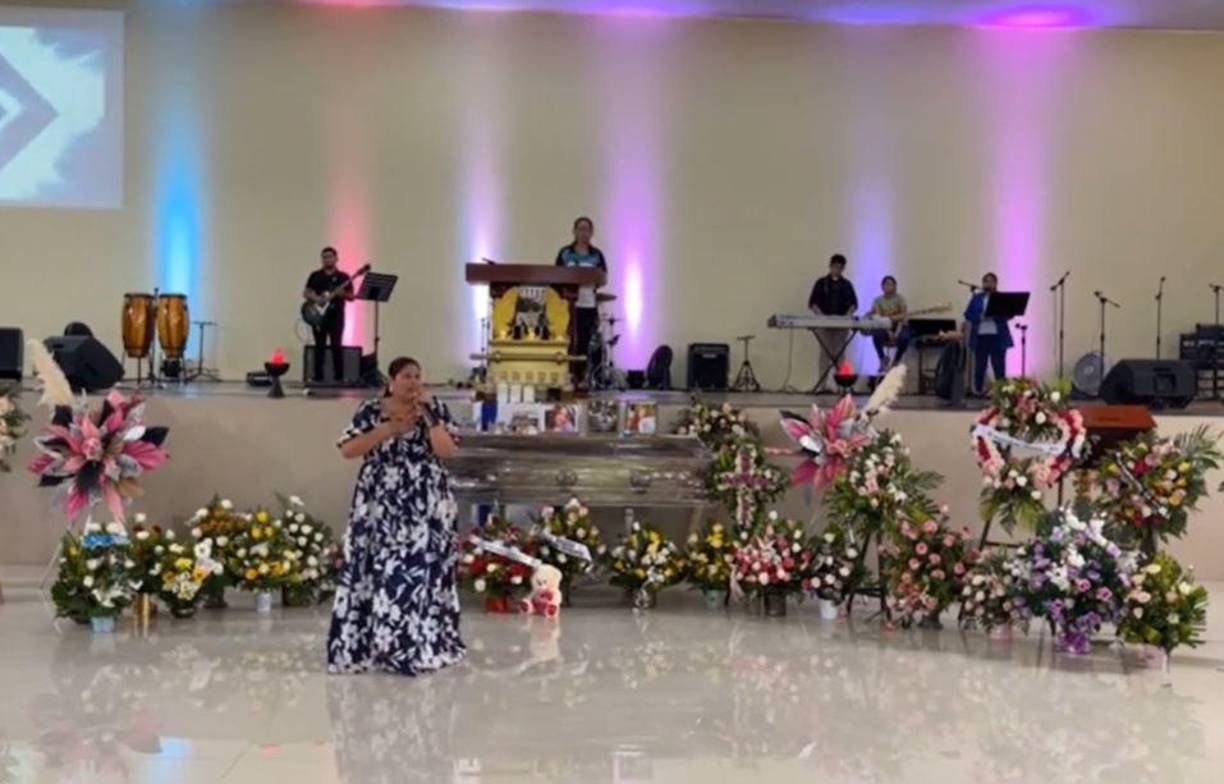 La madre relató que Dios le prestó a su hija por 19 años. “Yo no sé qué más podía pasar con ella (Mía Cáceres). Tal vez se podía perder esa semilla”, expresó. 