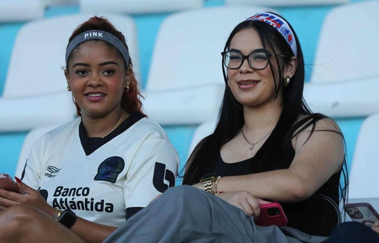 Otras aficionadas del Olimpia que asistieron al estadio Nacional Chelato Uclés.