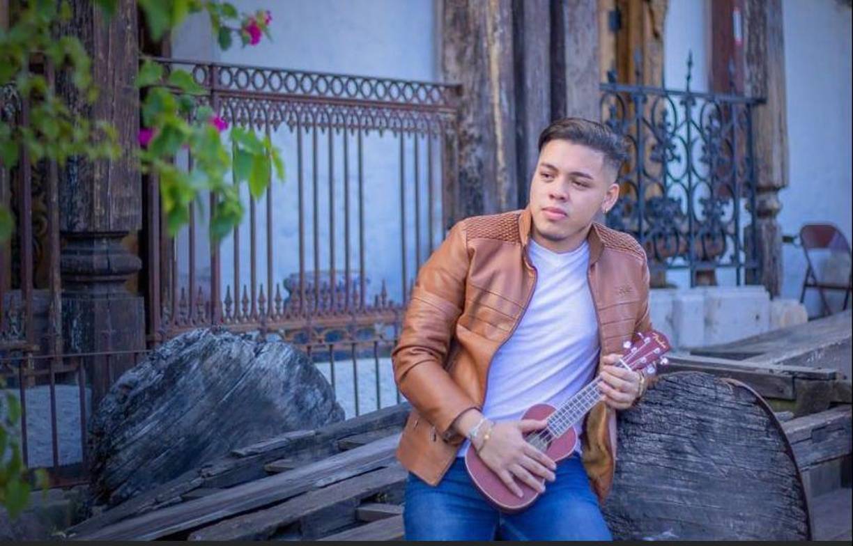 Roberto Carlos Elvir Cruz, es un joven hondureño de 23 años de edad. 