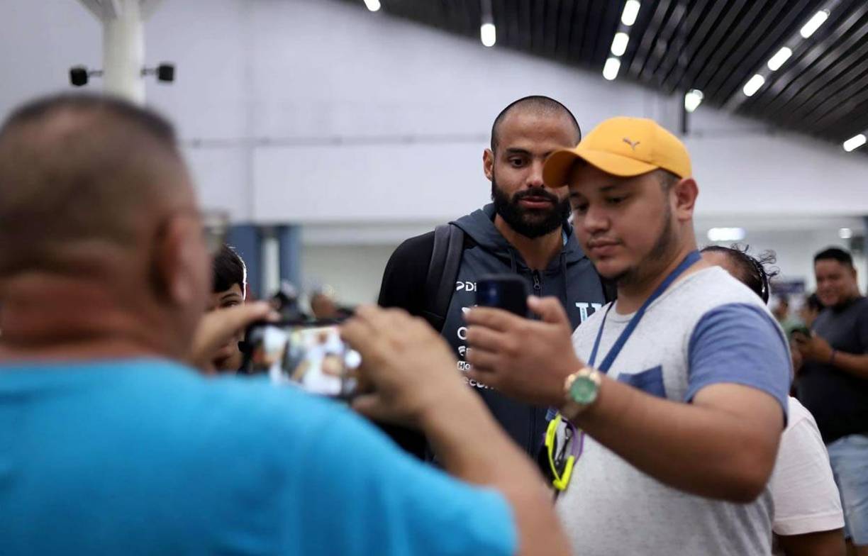 Edrick Menjívar posando con los aficionados hondureños en el aeropuerto internacional Ramón Villeda Morales de San Pedro Sula.