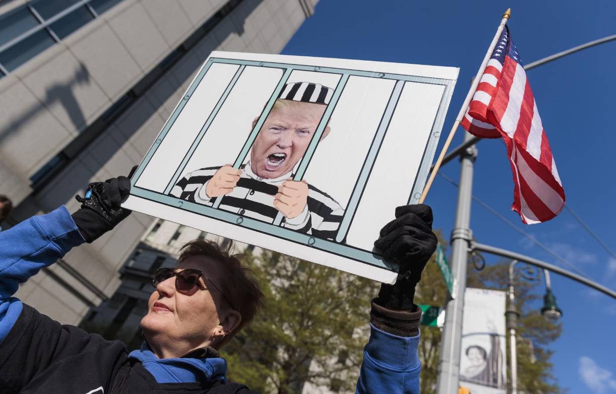 El republicano también está siendo investigado por tratar de revertir su derrota en las elecciones de 2020 en el estado sureño de Georgia, su presunto mal manejo de documentos clasificados sacados de la Casa Blanca y su implicación en el asalto al Capitolio de Estados Unidos el 6 de enero de 2021. 