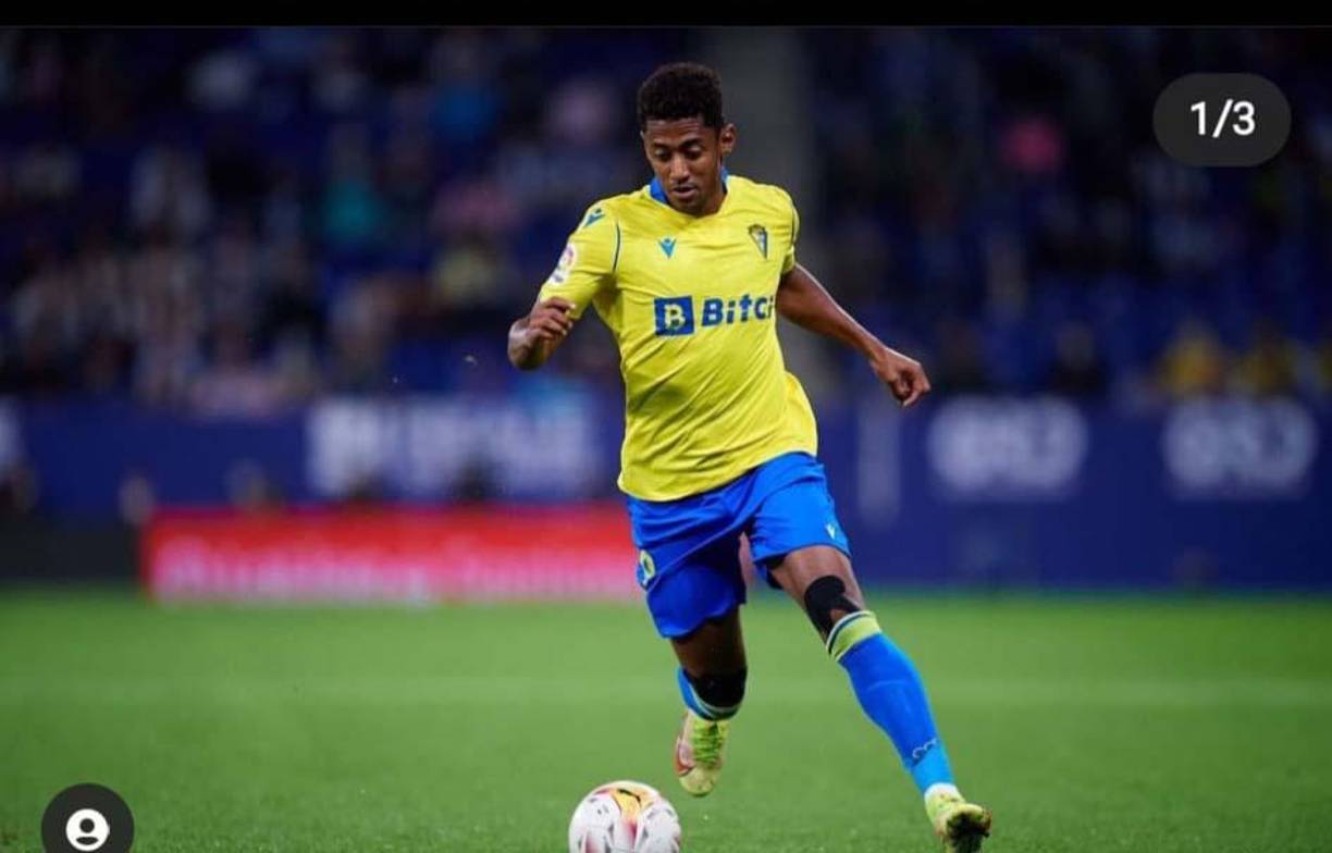 Choco Lozano: Debido a su gran nivel mostrado en Cádiz, los clubes Betis, Sevilla y Valencia están interesados en fichar al atacante hondureño.