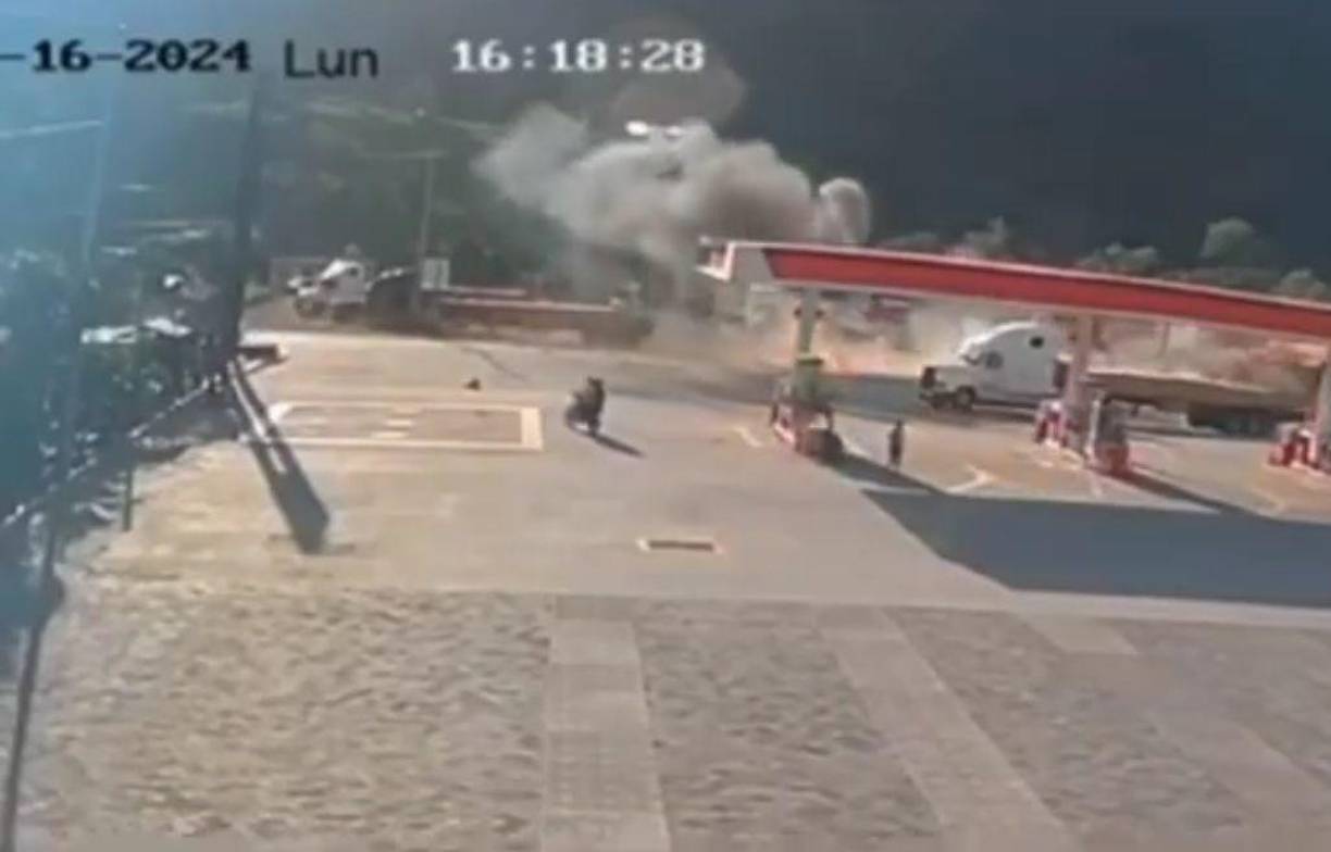 Lo arrastró junto a la motocicleta varios metros por el pavimento. 