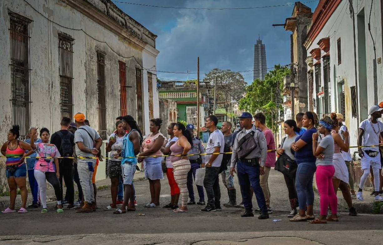 Los cubanos se empezaron a desesperar por los prolongados apagones que ponen en peligro los escasos alimentos que atesoran en sus congeladores y que también impiden el bombeo de agua desde las fuentes que abastecen a la capital.