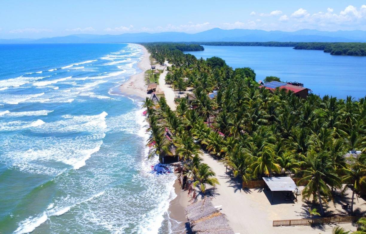 El ambientalista Antar Borcsok previó que el movimiento de corrientes marina que es habitual en la bahía de Tela se apaciguaría entre mayo y junio, aunque su pronóstico se alargó un par de meses más, ya que a finales de julio y comienzos de agosto, el mar empezó a ceder poco a poco.