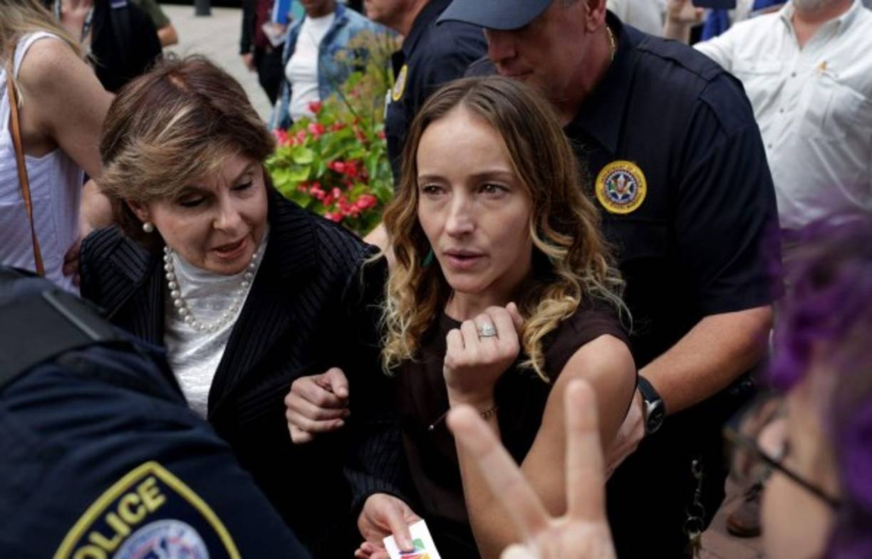 Algunas lloraron al escuchar testimonios similares a los de ellas: jovencitas vulnerables eran reclutadas, preparadas y forzadas a rendir servicios sexuales al multimillonario.<br/><br/>Chauntae Davies describió como pasó dos semanas 'vomitando casi hasta la muerte' en un hospital tras ser violada por Epstein luego de ser reclutada por éste para darle masajes, al detallar su 'abuso enfermizo de jovencitas'.