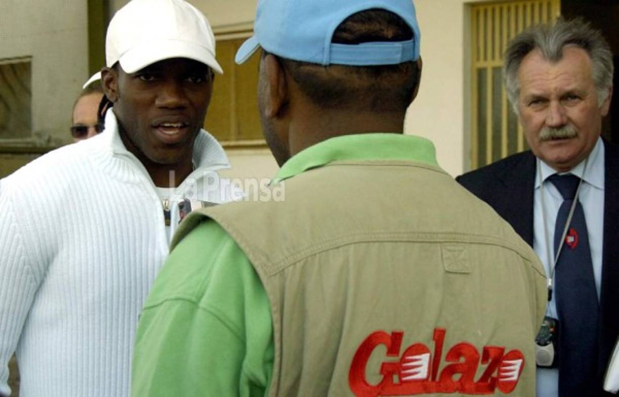 David Suazo se unió al Cagliari de la Serie A del fútbol italiano para la temporada (1999-2000). Óscar Washington Tabárez, actual seleccionador de Uruguay, fue el encargado de llevar al catracho a Italia.