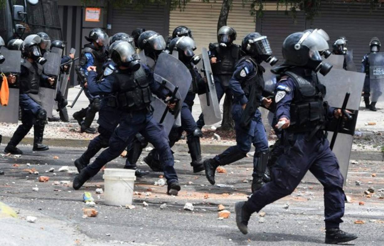 Los disturbios en el centro de la capital, según una fuente policial, fueron causados por individuos con su rostro cubierto que estaban causando daños a la propiedad privada, justo cuando a pocas cuadras, en la Plaza Central, el expresidente Zelaya había pronunciado un discurso.
