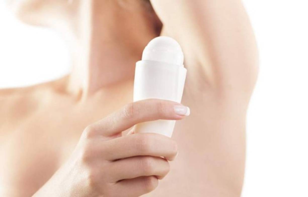 En ciertos casos esas manchas oscuras pueden deberse a una reacción de la piel a algún ingrediente en el desodorante. Pruebe un desodorante para piel sensible.