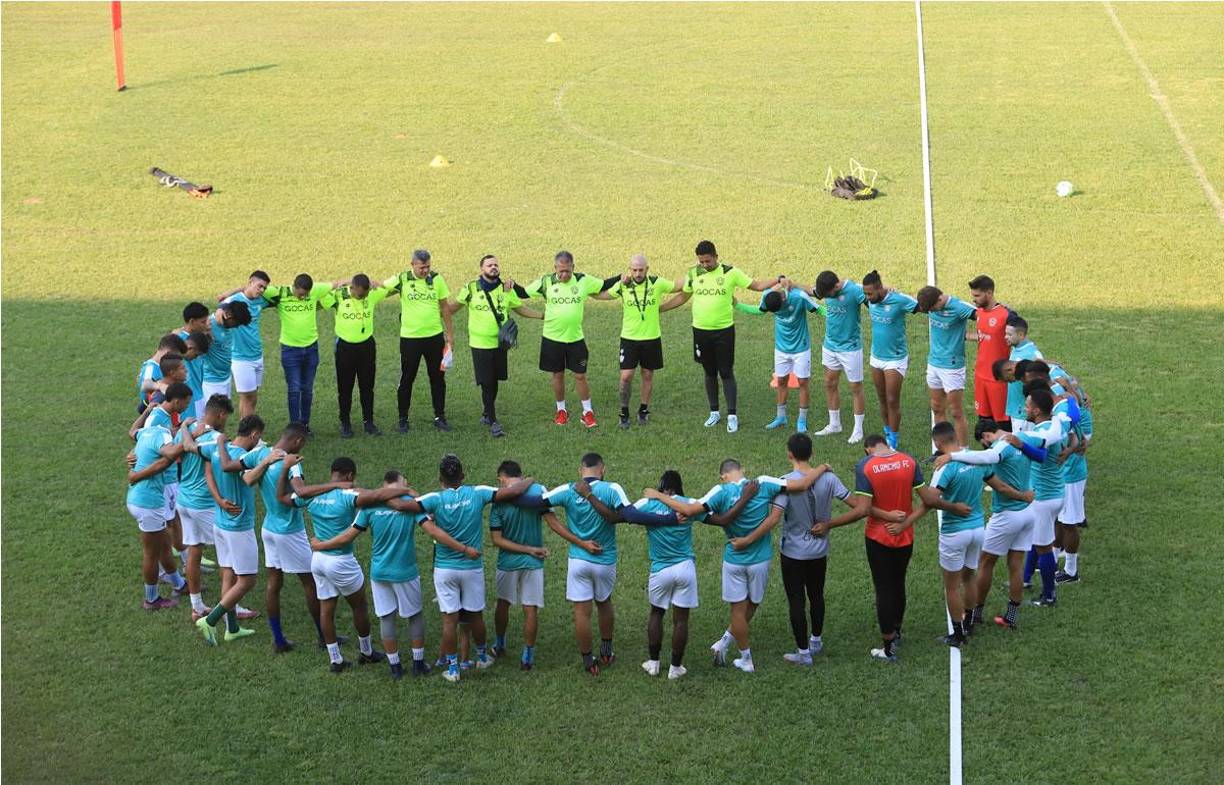 Jugadores y cuerpo técnico de los Potros del Olancho FC realizaron una oración antes de comenzar la práctica.