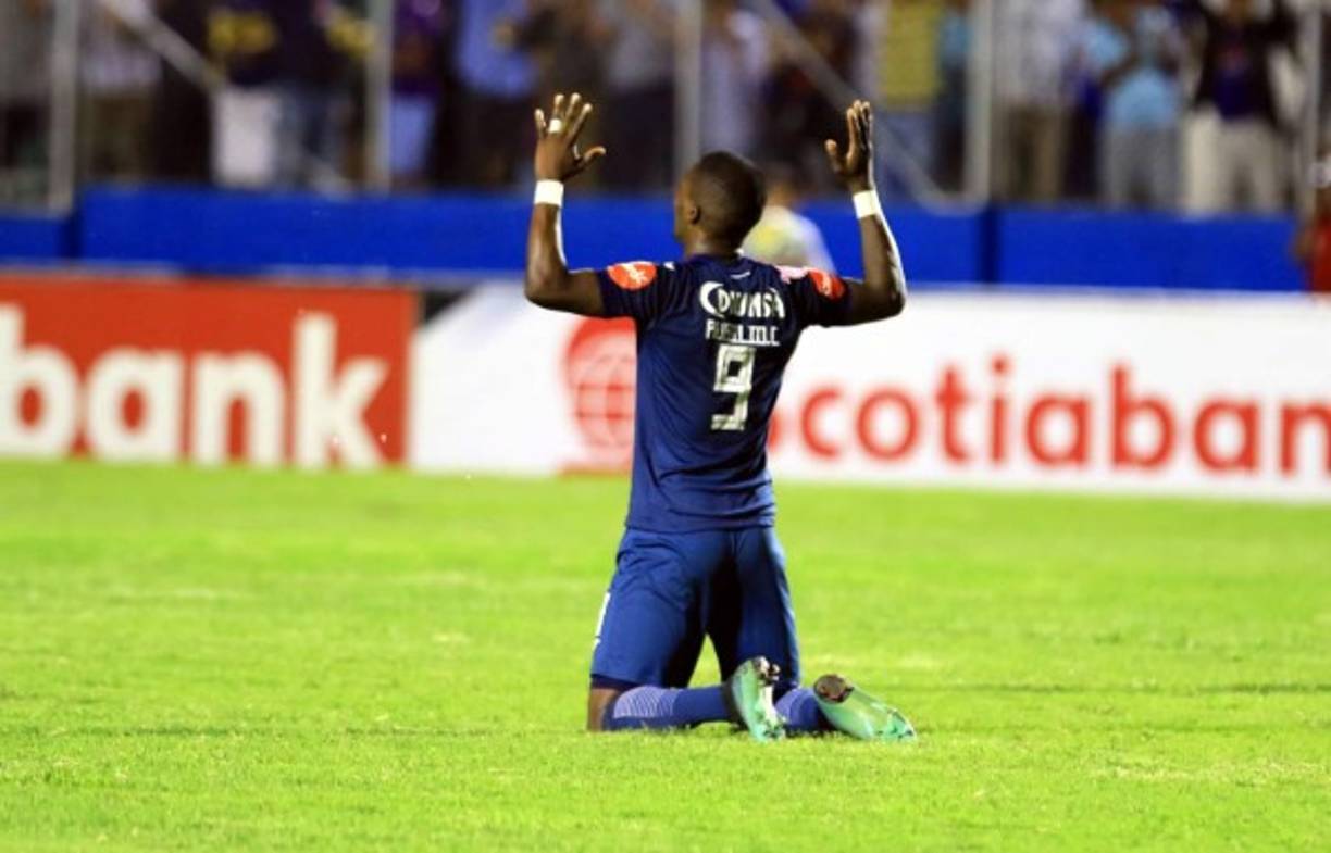 Rubilio Castillo agradeciendo a Dios al final del partido.
