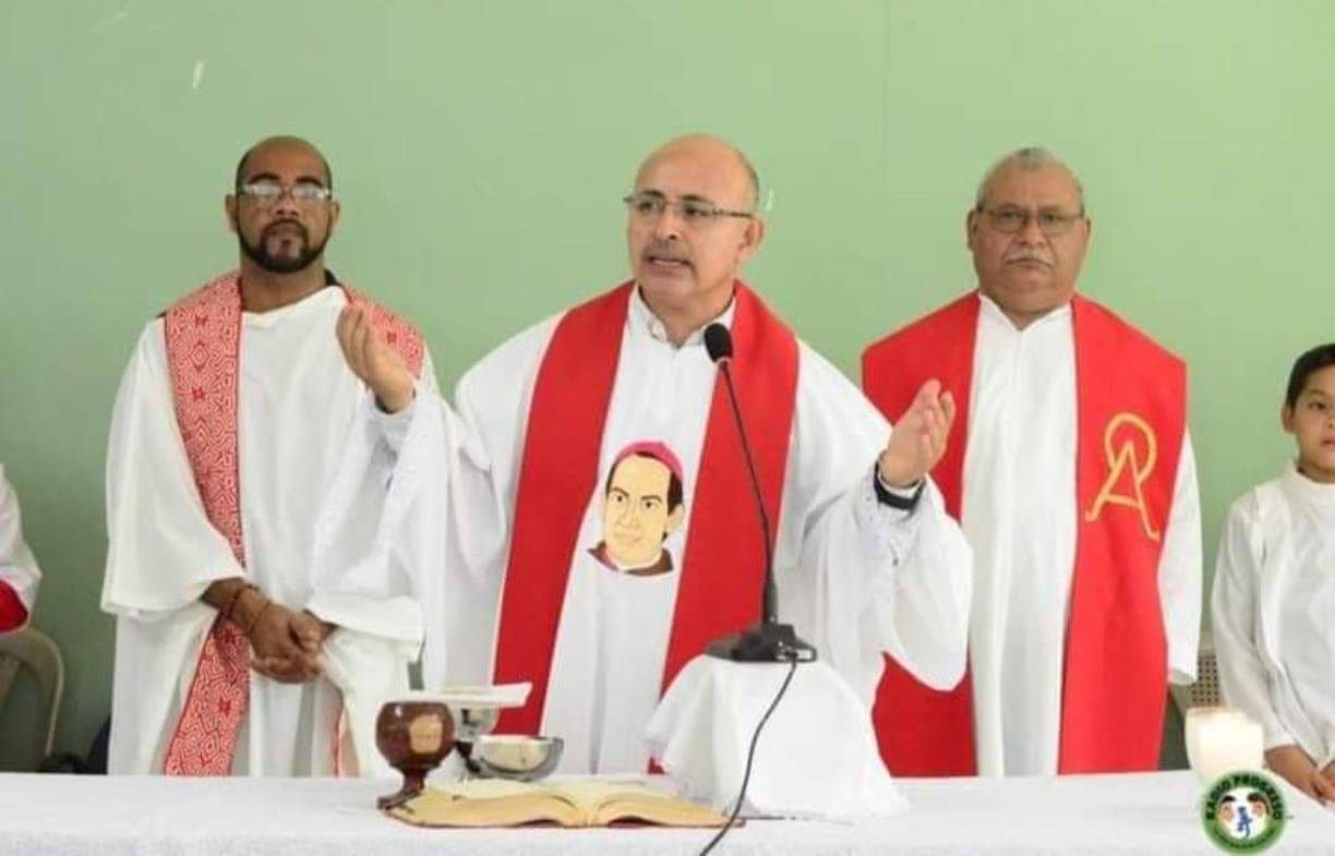 Aclaró que no golpearon. “Nada de eso, andaba bien cambiado porque venía de la misa crismal”, aclaró.