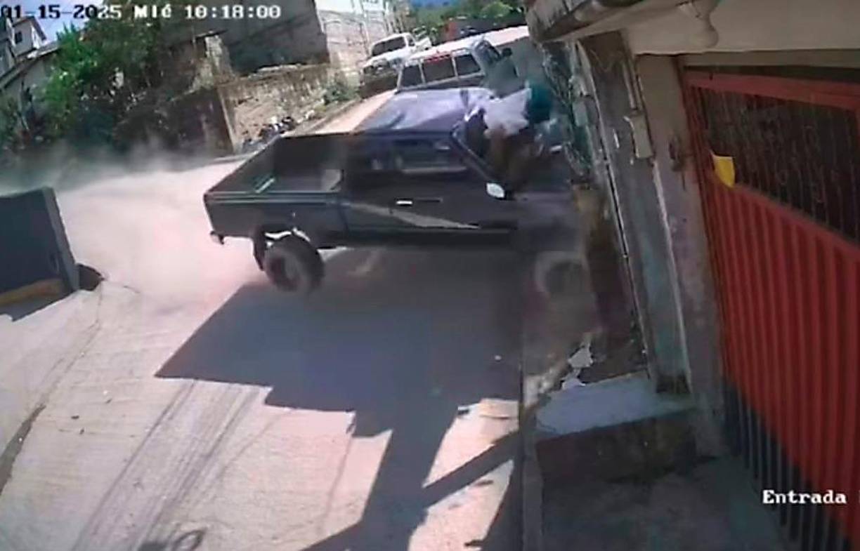 El accidente ocurrió cuando el automóvil en el que viajaban, un Toyota 22-R, sufrió desperfectos mecánicos, lo que llevó a la conductora a perder el control y colisionar contra una vivienda. 